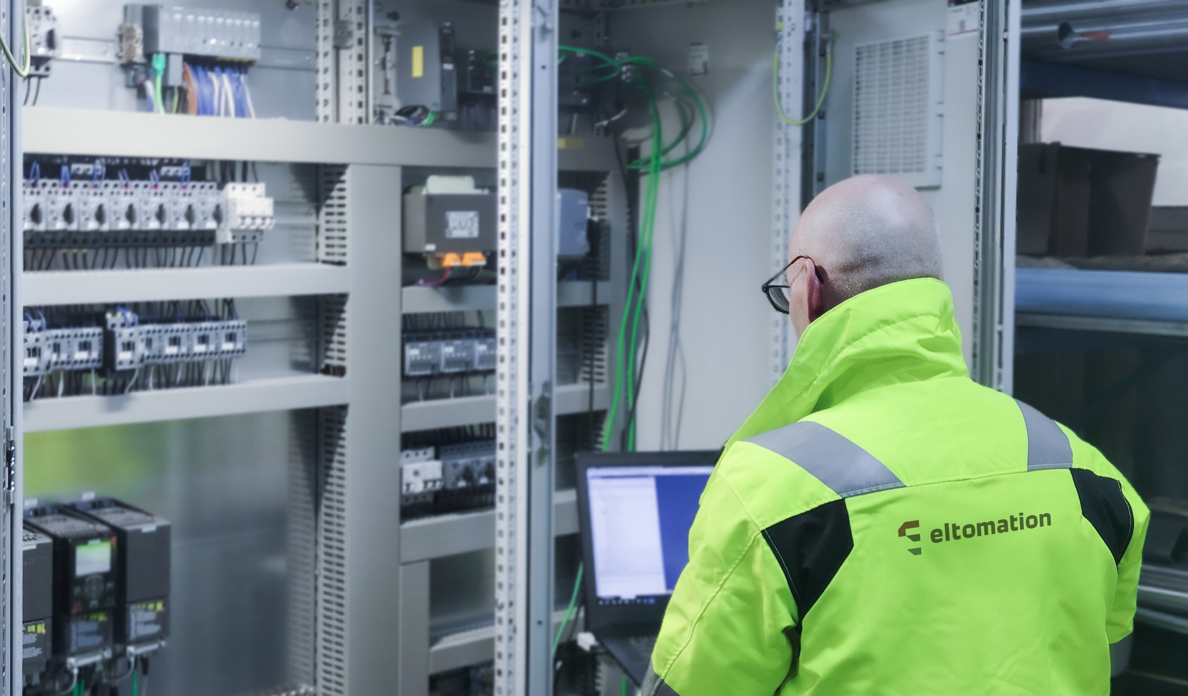 Eén van de werknemers van Eltomation B.V. bouwt mee aan duurzame techniek.