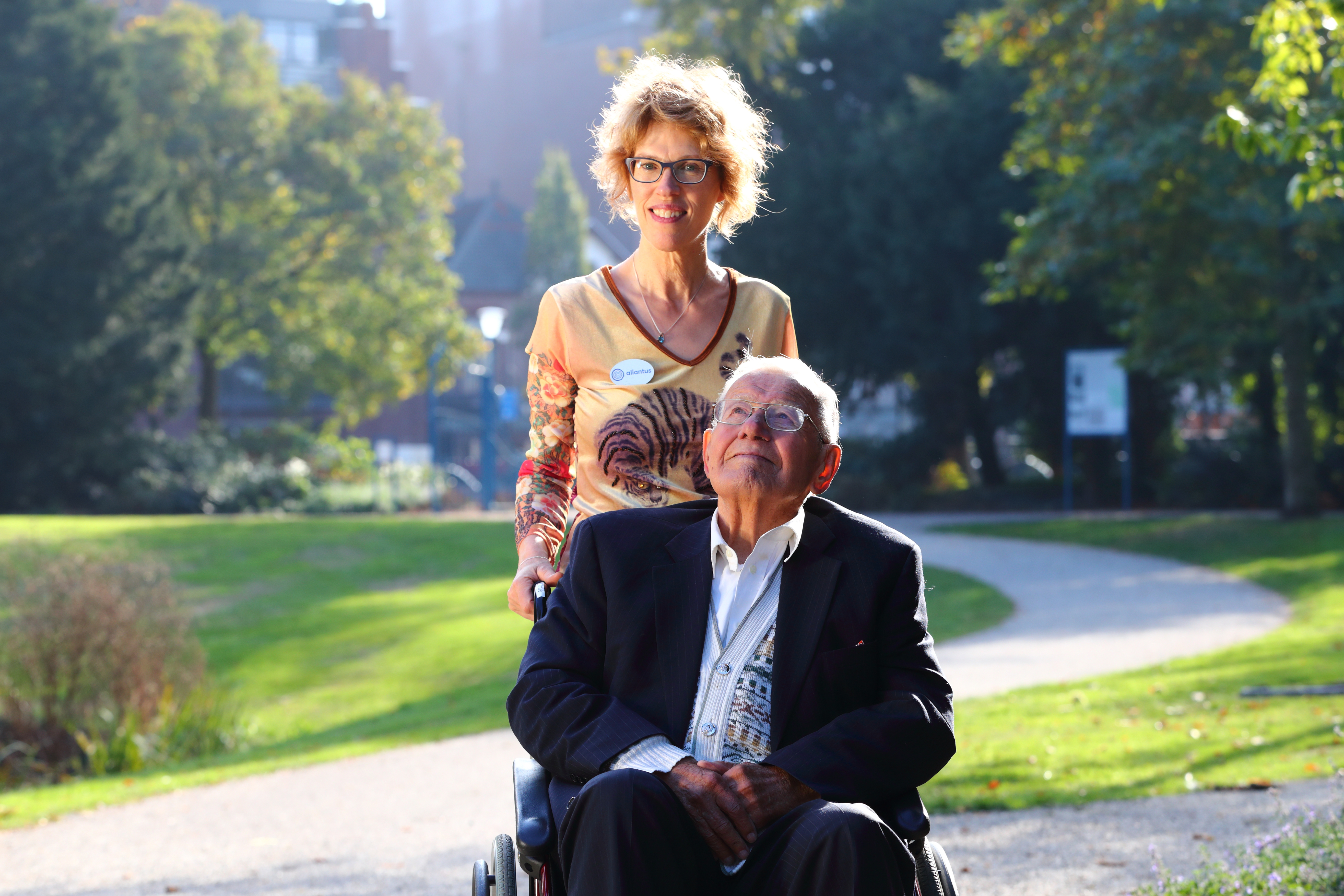 Medewerkers van Aliantus Oud Seyst hebben regelmatig de tijd voor een wandelingetje met de bewoners.