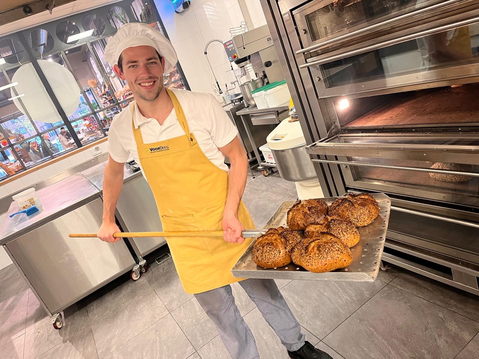Jan Heger in de bakkerij waar hij geniet van de verschillende processen.